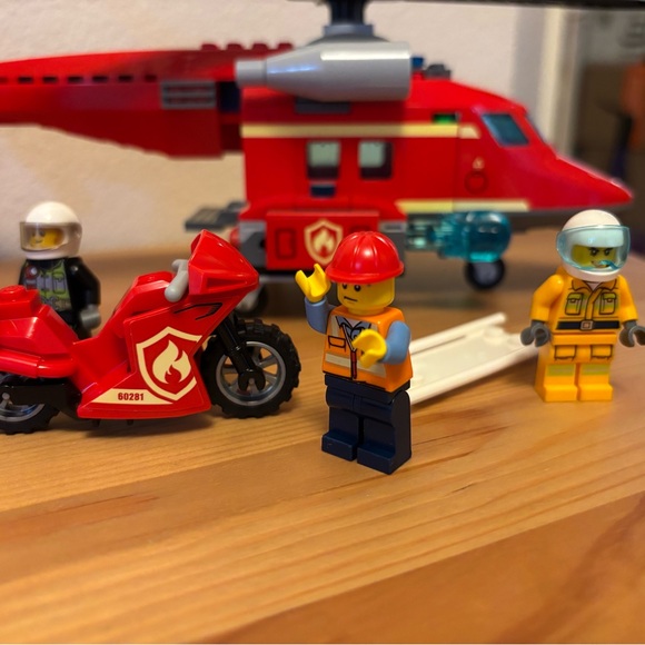 Lego Town Fire Rescue Helicopter (60281) - Picture 3 of 6